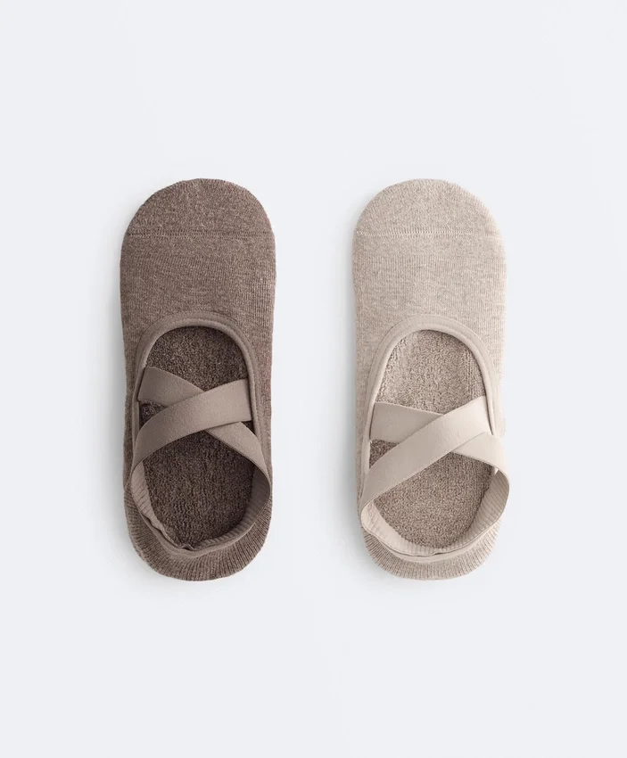 2 Paar gepolsterte Yoga- und Pilates-Socken aus Baumwollmischung mit gekreuzten Bändern 2 Paar gepolsterte Yoga- und Pilates-Socken aus Baumwollmischung mit gekreuzten Bändern