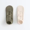 2 Paar Sneaker-Socken aus Baumwollmischung für Yoga und Pilates mit gekreuzten Bändern 2 Paar Sneaker-Socken aus Baumwollmischung für Yoga und Pilates mit gekreuzten Bändern
