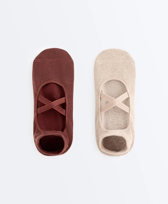 2 Paar Sneaker-Socken aus Baumwollmischung für Yoga und Pilates mit gekreuzten Bändern 2 Paar Sneaker-Socken aus Baumwollmischung für Yoga und Pilates mit gekreuzten Bändern