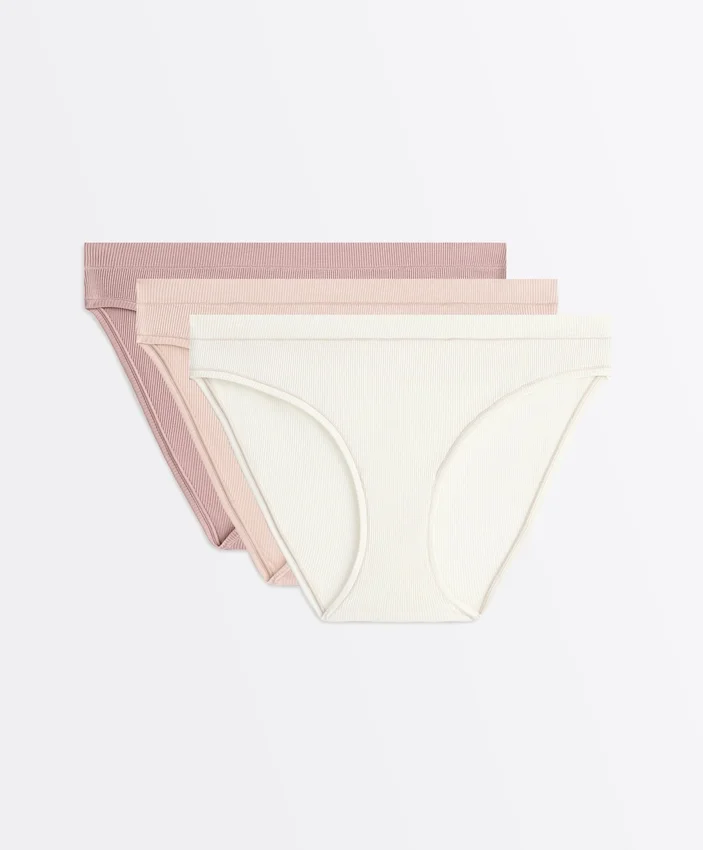 3 klassische Slips aus geripptem Baumwollstoff 3 klassische Slips aus geripptem Baumwollstoff