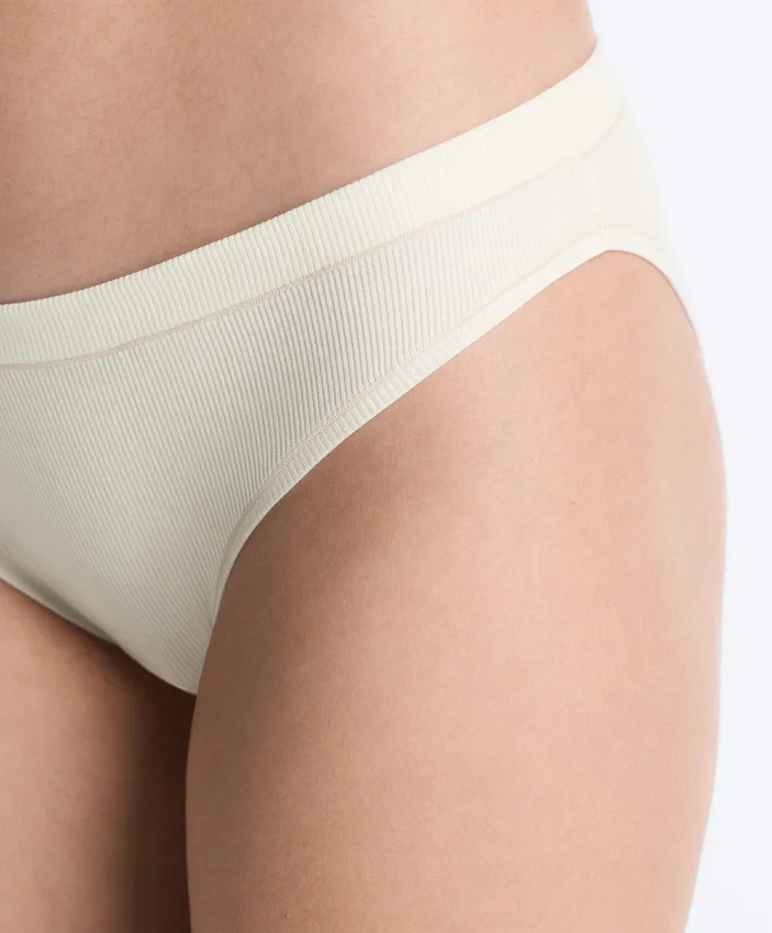 3 klassische Slips aus geripptem Baumwollstoff 3 klassische Slips aus geripptem Baumwollstoff