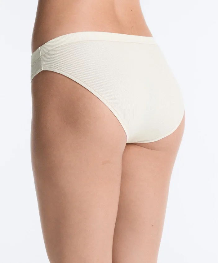 3 klassische Slips aus geripptem Baumwollstoff 3 klassische Slips aus geripptem Baumwollstoff