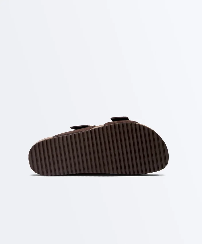 Badesandalen aus Spaltleder mit Schnalle Badesandalen aus Spaltleder mit Schnalle