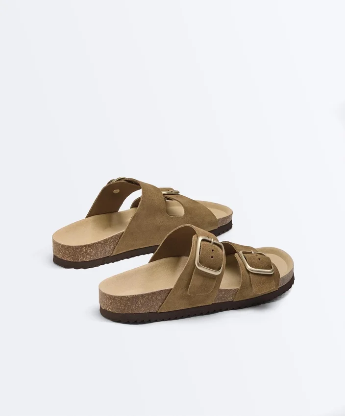 Badesandalen aus Spaltleder mit Schnalle Badesandalen aus Spaltleder mit Schnalle