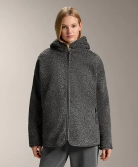 Übergroße Lammfelljacke mit Kapuze aus Kunstfell