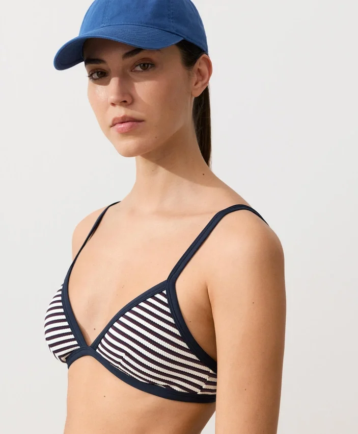Bikini-Oberteil im Triangel-Schnitt mit strukturierten Streifen und Besatz Bikini-Oberteil im Triangel-Schnitt mit strukturierten Streifen und Besatz