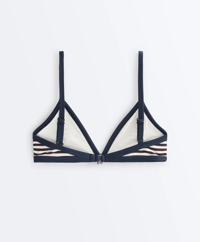 Bikini-Oberteil im Triangel-Schnitt mit strukturierten Streifen und Besatz Bikini-Oberteil im Triangel-Schnitt mit strukturierten Streifen und Besatz