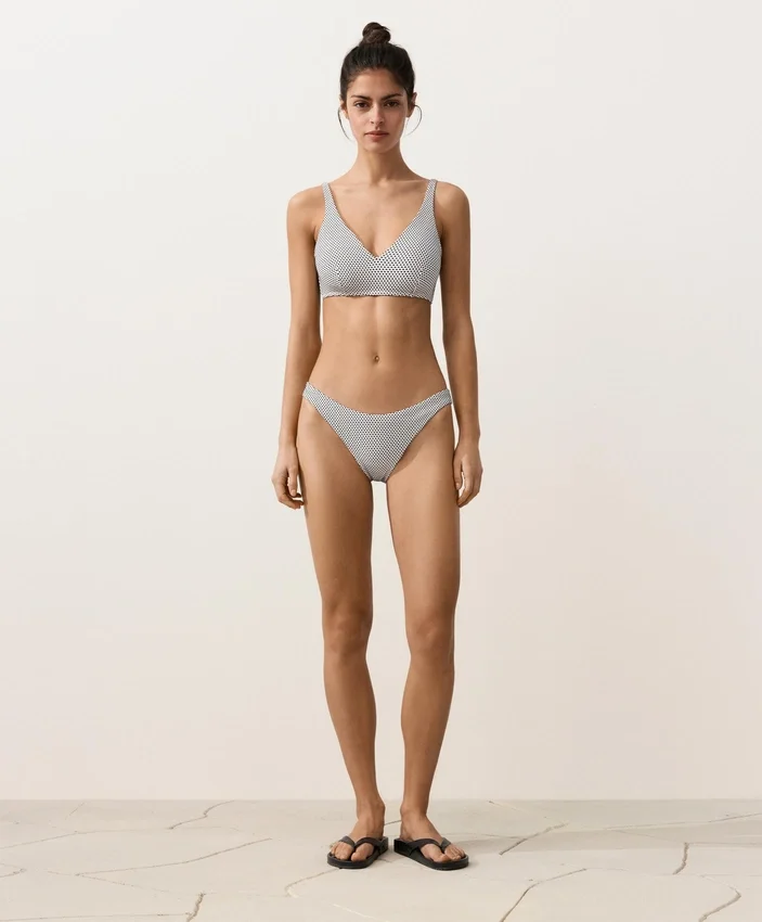 Bikinis-Slip mit mittlerer Bedeckung, U-Ausschnitt und Jacquard-Stoff mit Polka-Dot-Muster Bikinis-Slip mit mittlerer Bedeckung, U-Ausschnitt und Jacquard-Stoff mit Polka-Dot-Muster