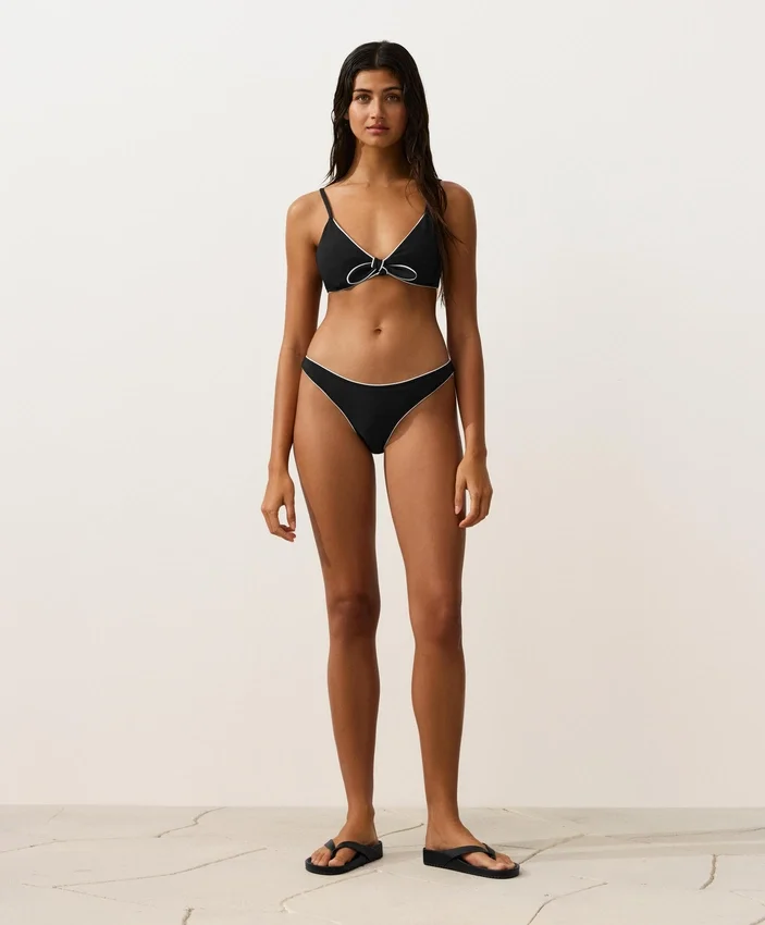 Bikinis-Slip mit mittlerer Bedeckung, U-Ausschnitt und Paspelierung Bikinis-Slip mit mittlerer Bedeckung, U-Ausschnitt und Paspelierung