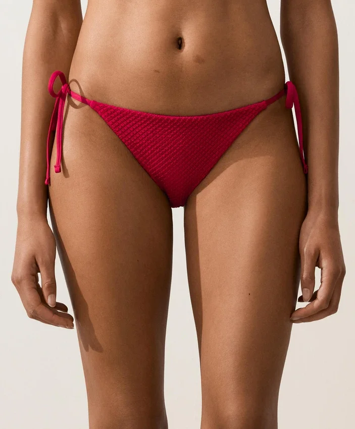 Bikinis-Slip mit mittlerer Bedeckung und Bindebändern Bikinis-Slip mit mittlerer Bedeckung und Bindebändern