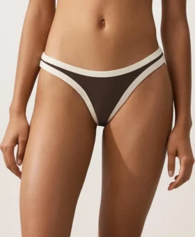 Bikinis-Slip mit U-Ausschnitt, mittlerer Bedeckung und Kontrastbesatz Bikinis-Slip mit U-Ausschnitt, mittlerer Bedeckung und Kontrastbesatz