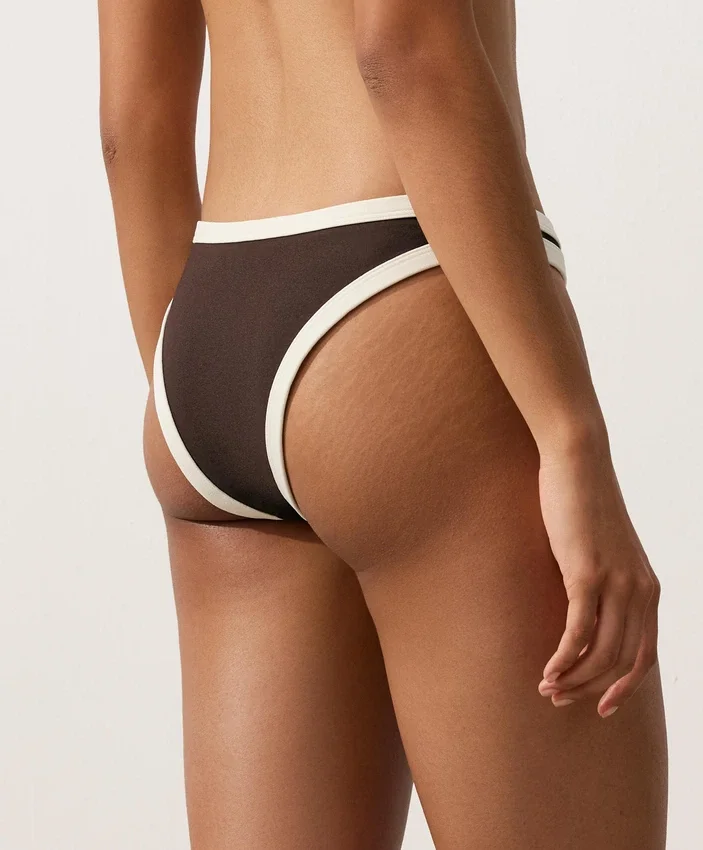 Bikinis-Slip mit U-Ausschnitt, mittlerer Bedeckung und Kontrastbesatz Bikinis-Slip mit U-Ausschnitt, mittlerer Bedeckung und Kontrastbesatz