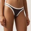 Bikinis-Slip mit U-Ausschnitt, mittlerer Bedeckung und Kontrastbesatz Bikinis-Slip mit U-Ausschnitt, mittlerer Bedeckung und Kontrastbesatz