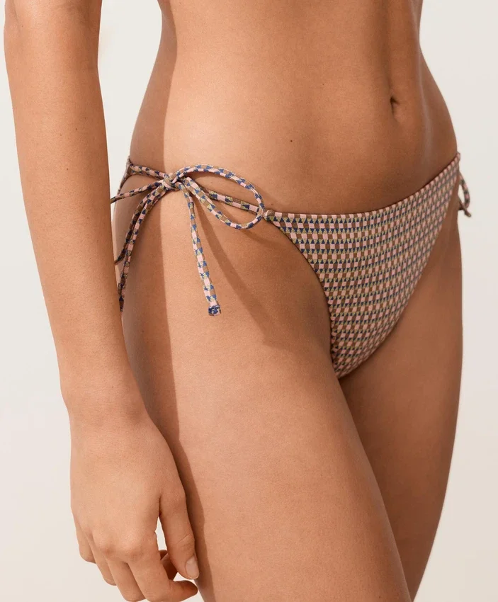 Bikinis-Slips mit mittlerer Bedeckung, Metallic-Faden-Mini-Print und Bindebändern Bikinis-Slips mit mittlerer Bedeckung, Metallic-Faden-Mini-Print und Bindebändern