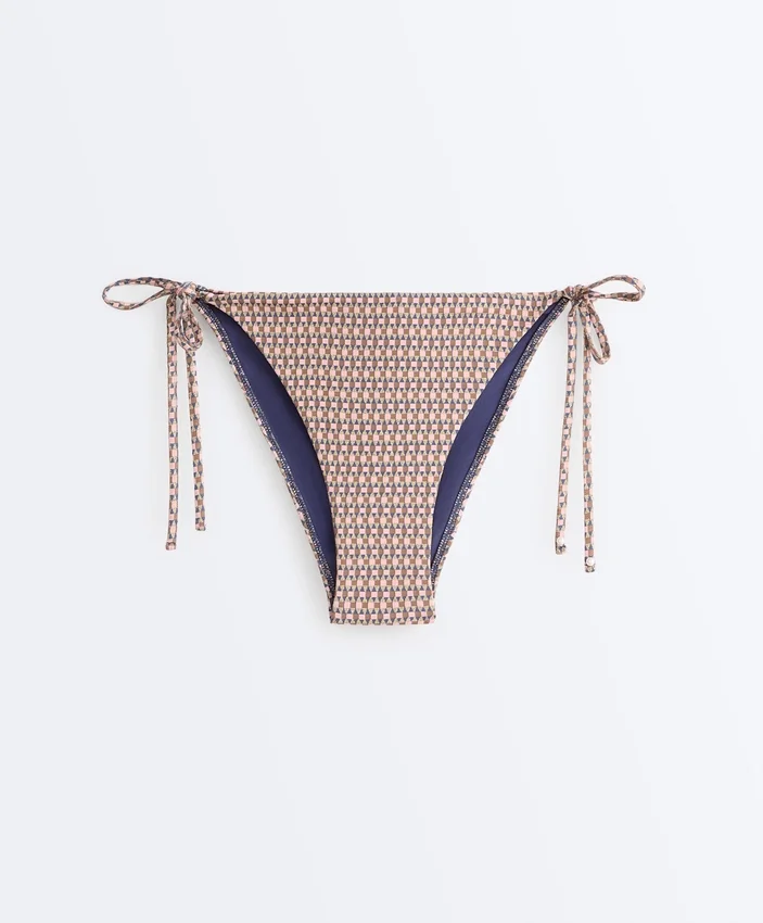 Bikinis-Slips mit mittlerer Bedeckung, Metallic-Faden-Mini-Print und Bindebändern Bikinis-Slips mit mittlerer Bedeckung, Metallic-Faden-Mini-Print und Bindebändern