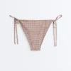 Bikinis-Slips mit mittlerer Bedeckung, Metallic-Faden-Mini-Print und Bindebändern Bikinis-Slips mit mittlerer Bedeckung, Metallic-Faden-Mini-Print und Bindebändern