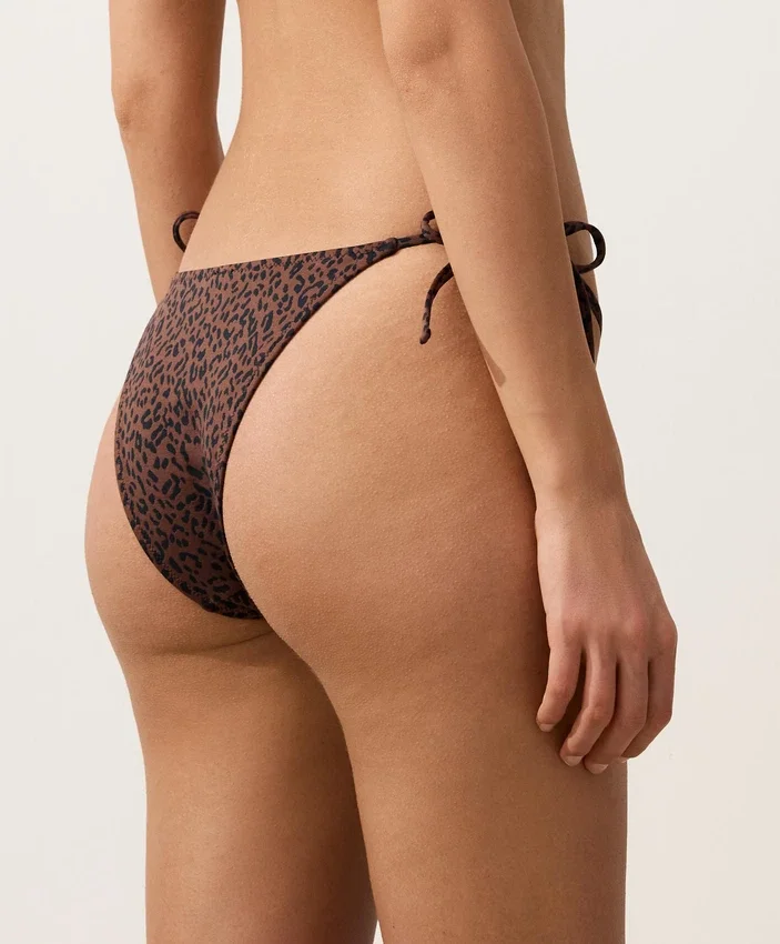 Bikinis-Slips mit mittlerer Bedeckung und Bindebändern im Leopardenmuster Bikinis-Slips mit mittlerer Bedeckung und Bindebändern im Leopardenmuster
