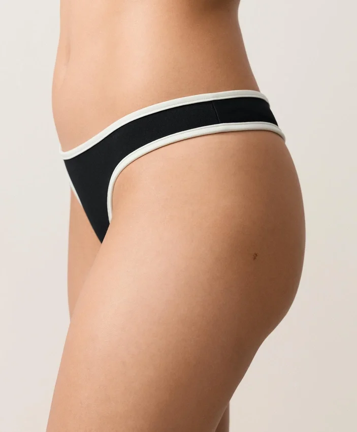Bikinis-Slips mit U-Ausschnitt und kontrastfarbener Paspel Bikinis-Slips mit U-Ausschnitt und kontrastfarbener Paspel