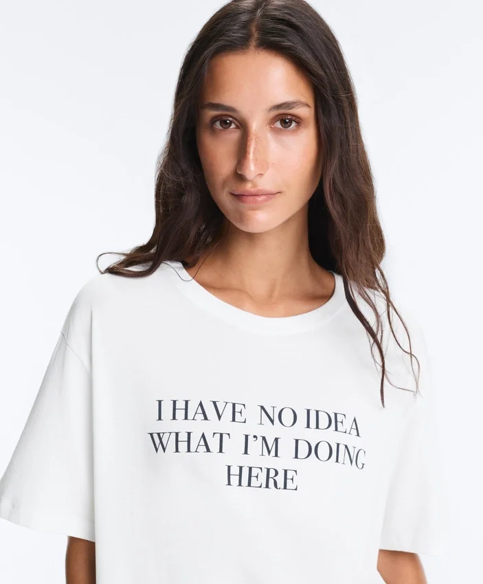 Boxy T-Shirt aus Baumwollmischung mit kurzen Ärmeln und Slogan Boxy T-Shirt aus Baumwollmischung mit kurzen Ärmeln und Slogan