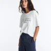 Boxy T-Shirt aus Baumwollmischung mit kurzen Ärmeln und Slogan Boxy T-Shirt aus Baumwollmischung mit kurzen Ärmeln und Slogan