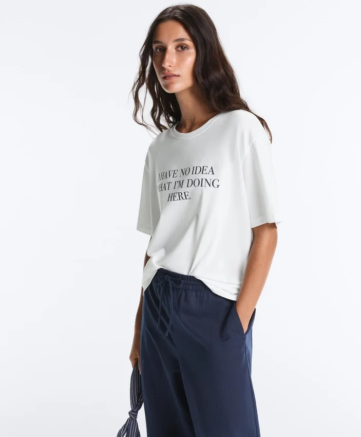 Boxy T-Shirt aus Baumwollmischung mit kurzen Ärmeln und Slogan Boxy T-Shirt aus Baumwollmischung mit kurzen Ärmeln und Slogan