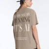 Boxy T-Shirt aus Baumwollmischung mit kurzen Ärmeln und Slogan Boxy T-Shirt aus Baumwollmischung mit kurzen Ärmeln und Slogan