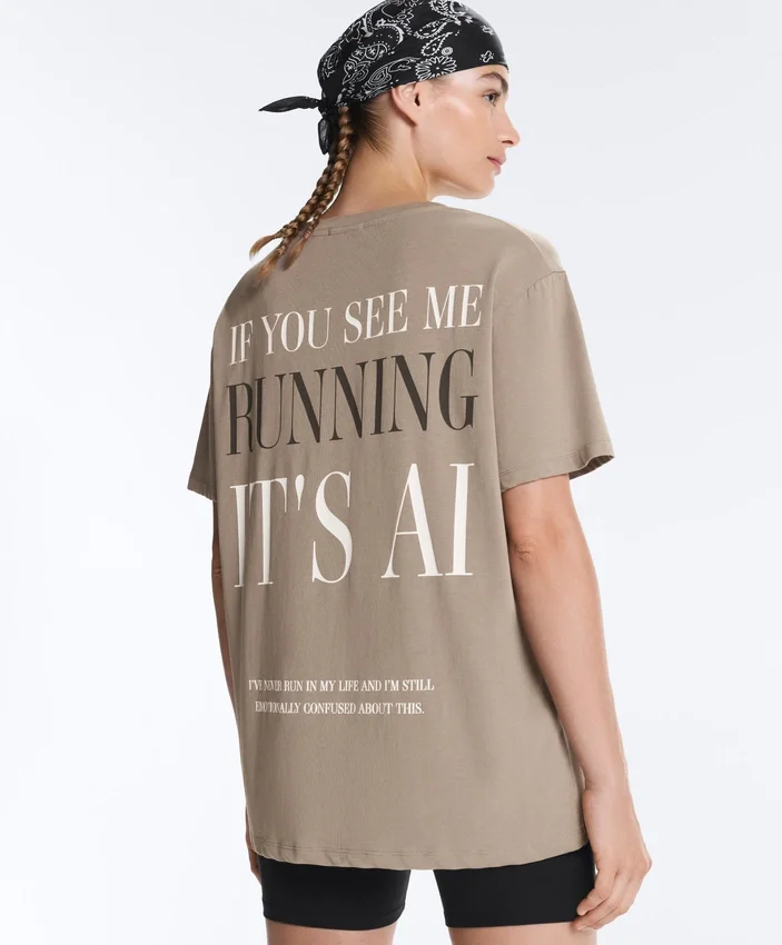 Boxy T-Shirt aus Baumwollmischung mit kurzen Ärmeln und Slogan Boxy T-Shirt aus Baumwollmischung mit kurzen Ärmeln und Slogan