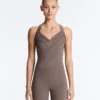 Comfortlux Kurzer Jumpsuit mit gekreuzten Trägern