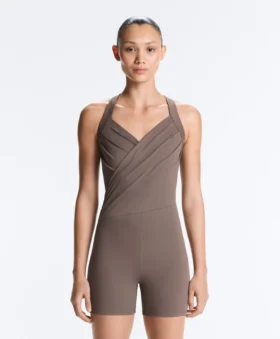 Comfortlux Kurzer Jumpsuit mit gekreuzten Trägern