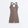 Comfortlux Kurzer Jumpsuit mit gekreuzten Trägern