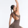 Comfortlux Kurzer Jumpsuit mit gekreuzten Trägern
