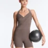 Comfortlux Kurzer Jumpsuit mit gekreuzten Trägern