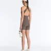 Comfortlux Kurzer Jumpsuit mit gekreuzten Trägern
