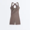 Comfortlux Kurzer Jumpsuit mit gekreuzten Trägern