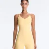 Comfortlux Kurzer Jumpsuit mit Knotendetail Comfortlux Kurzer Jumpsuit mit Knotendetail