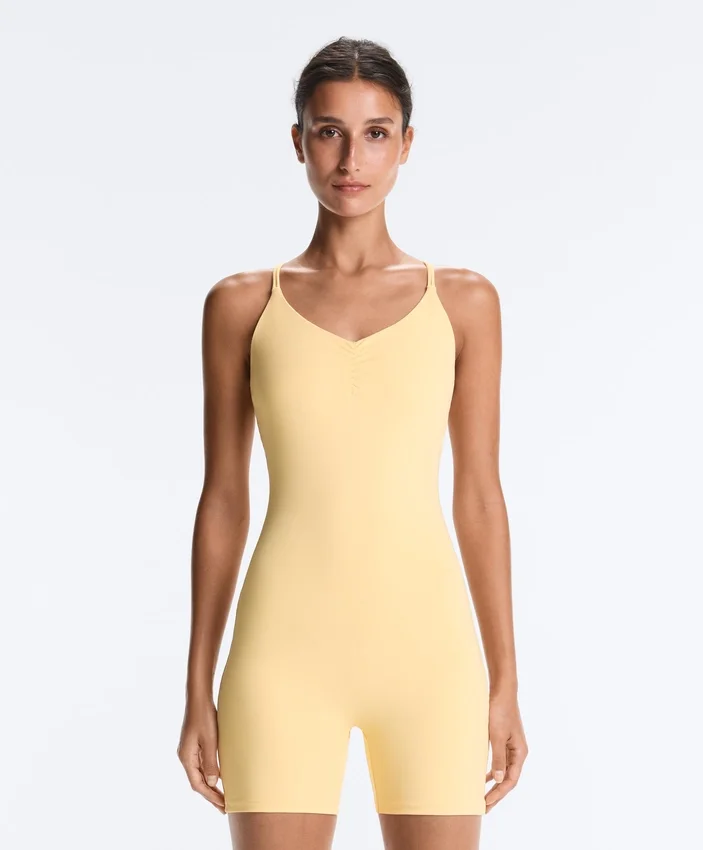 Comfortlux Kurzer Jumpsuit mit Knotendetail Comfortlux Kurzer Jumpsuit mit Knotendetail