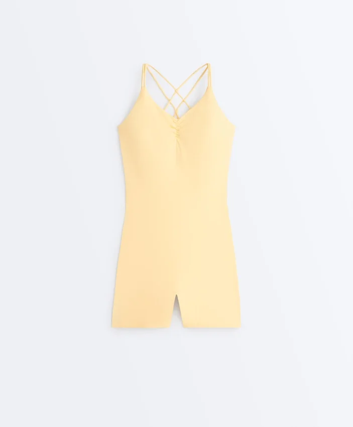 Comfortlux Kurzer Jumpsuit mit Knotendetail Comfortlux Kurzer Jumpsuit mit Knotendetail