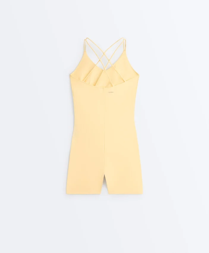 Comfortlux Kurzer Jumpsuit mit Knotendetail Comfortlux Kurzer Jumpsuit mit Knotendetail