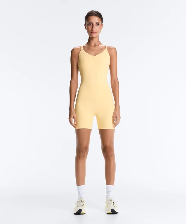 Comfortlux Kurzer Jumpsuit mit Knotendetail Comfortlux Kurzer Jumpsuit mit Knotendetail