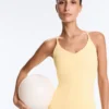Comfortlux Kurzer Jumpsuit mit Knotendetail Comfortlux Kurzer Jumpsuit mit Knotendetail