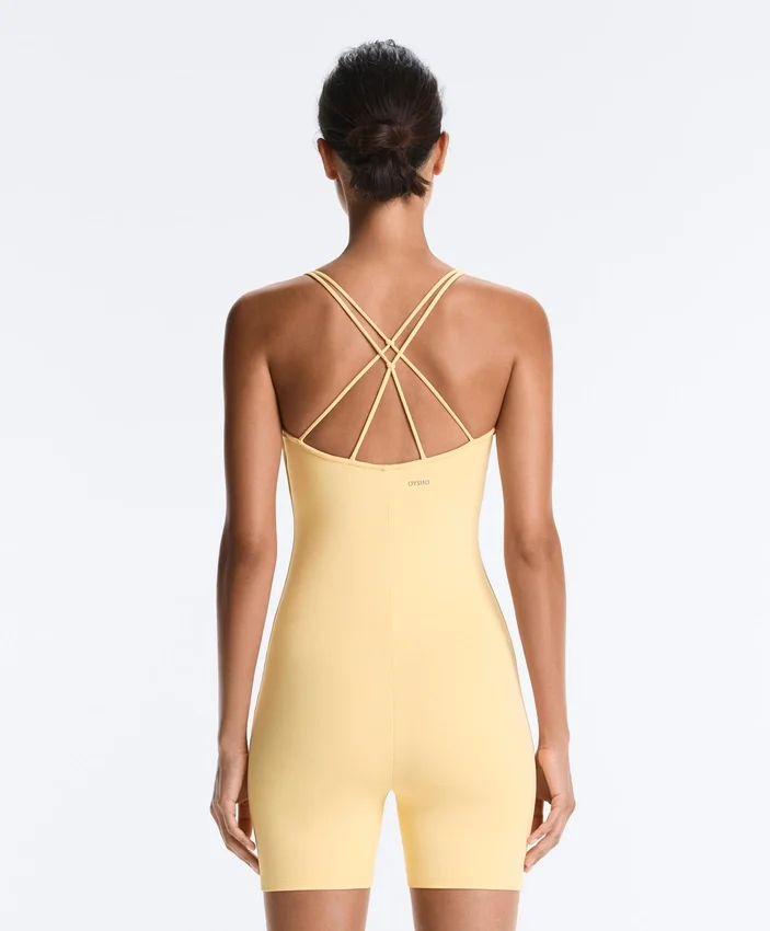 Comfortlux Kurzer Jumpsuit mit Knotendetail Comfortlux Kurzer Jumpsuit mit Knotendetail