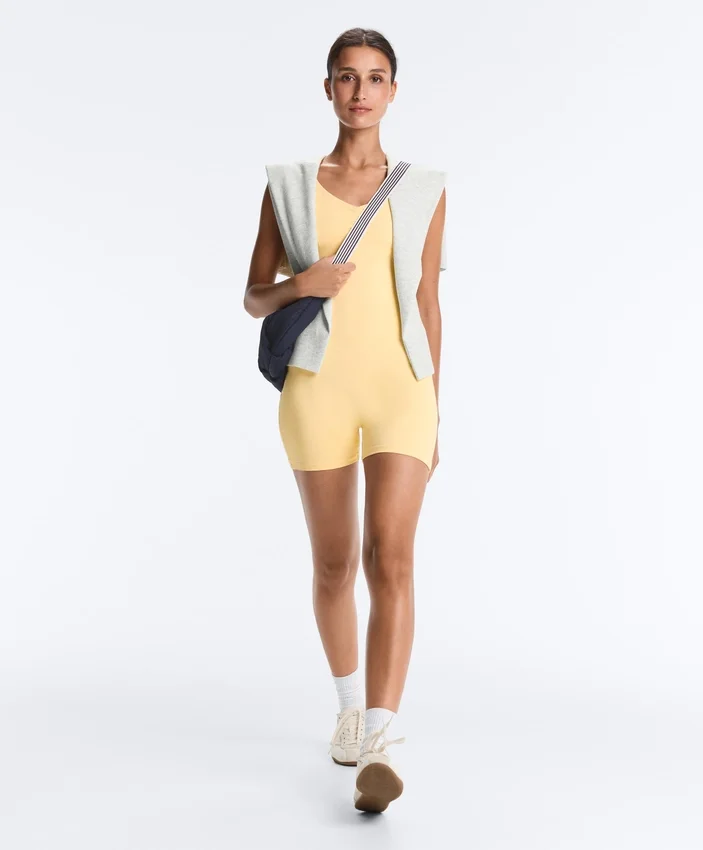 Comfortlux Kurzer Jumpsuit mit Knotendetail Comfortlux Kurzer Jumpsuit mit Knotendetail