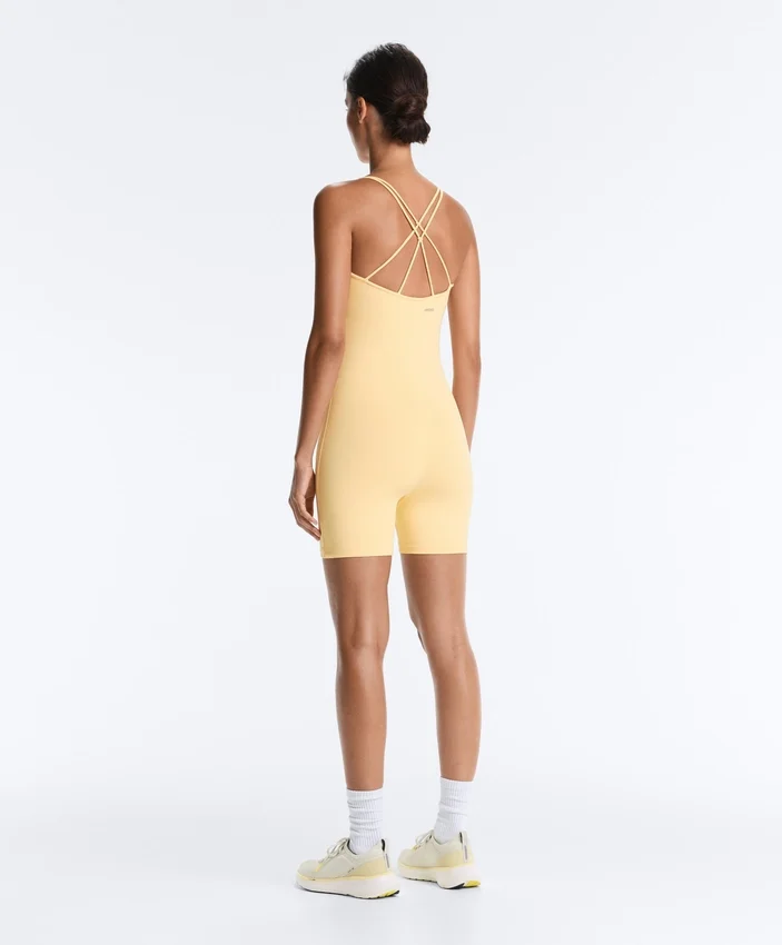 Comfortlux Kurzer Jumpsuit mit Knotendetail Comfortlux Kurzer Jumpsuit mit Knotendetail