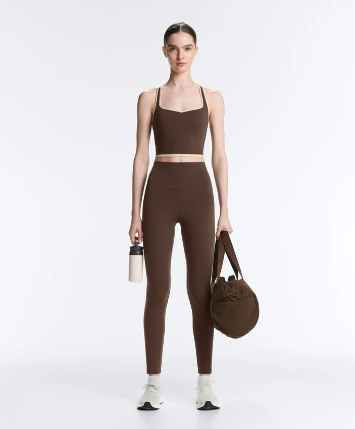 Comfortlux Tops mit kontrastierendem, gekreuztem Rücken Comfortlux Tops mit kontrastierendem, gekreuztem Rücken