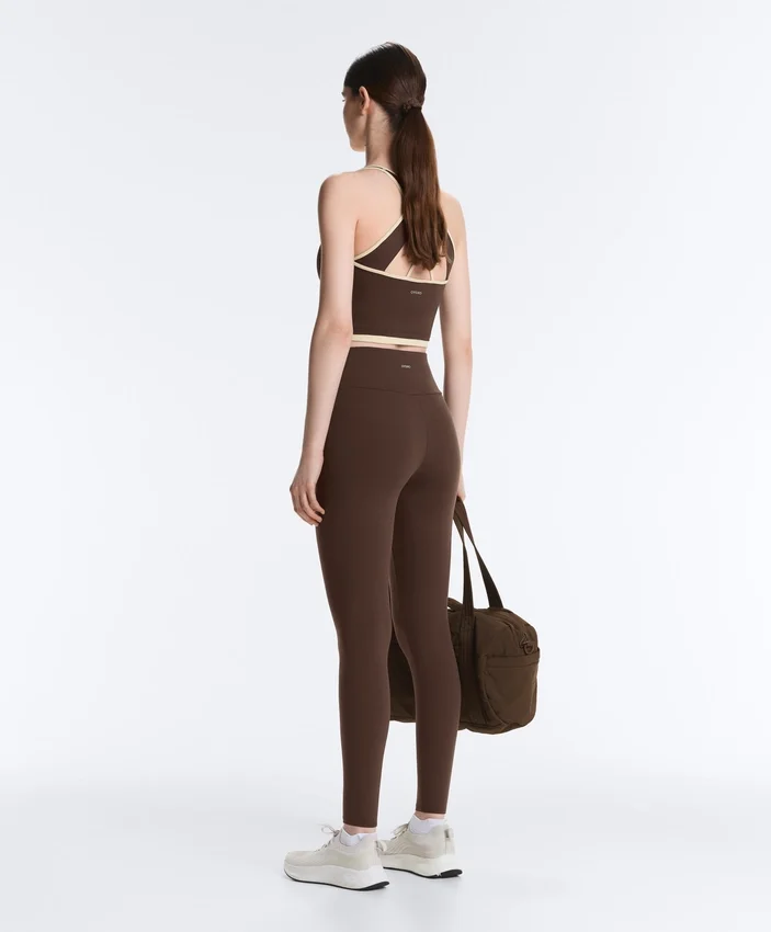 Comfortlux Tops mit kontrastierendem, gekreuztem Rücken Comfortlux Tops mit kontrastierendem, gekreuztem Rücken