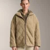 Diamantgesteppte Jacke aus Kunstfell Diamantgesteppte Jacke aus Kunstfell