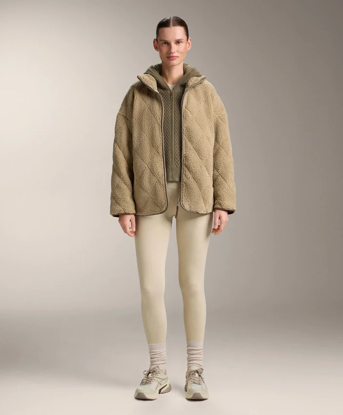 Diamantgesteppte Jacke aus Kunstfell Diamantgesteppte Jacke aus Kunstfell