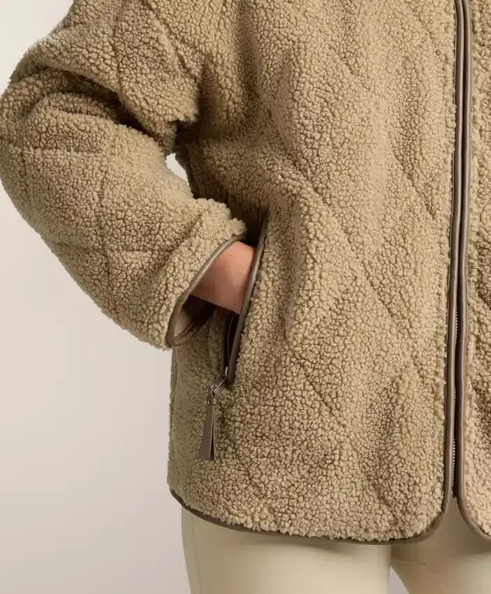 Diamantgesteppte Jacke aus Kunstfell Diamantgesteppte Jacke aus Kunstfell