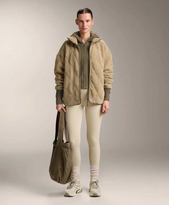 Diamantgesteppte Jacke aus Kunstfell Diamantgesteppte Jacke aus Kunstfell