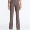 Drapierte, hoch taillierte Comfortlux-Hose mit ausgestelltem Bein Drapierte, hoch taillierte Comfortlux-Hose mit ausgestelltem Bein